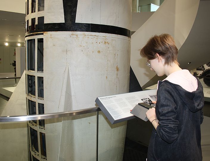 Schülerin vor der Raketenwaffe Aggregat 4 / V2.