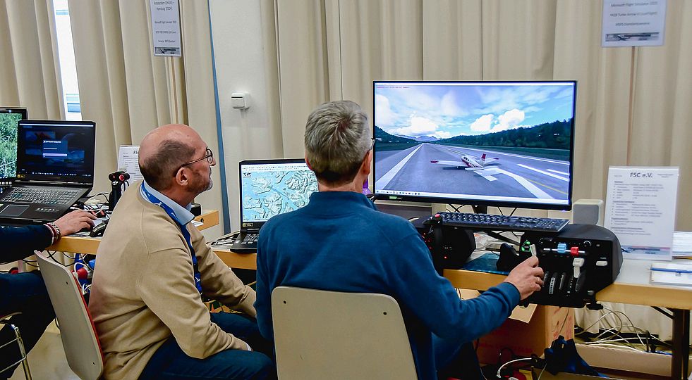 Erwachsener bedient einen Flugsimulaor