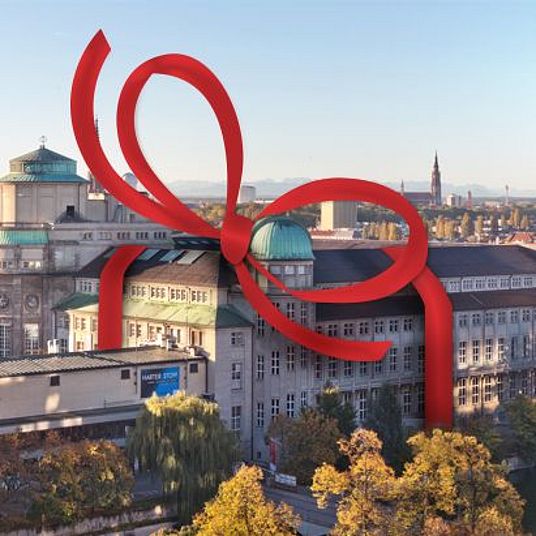 Aerial view of the Museumsinsel with a red bow as symbol for the gift membership