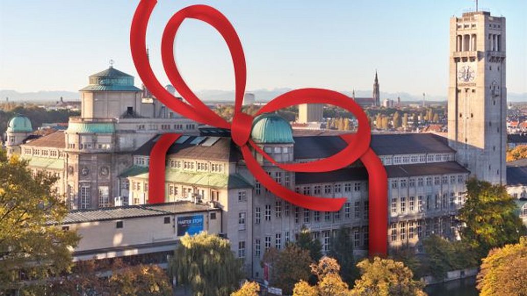 Luftaufnahme der Museumsinsel mit roter Schleife als Symbol für die Geschenkmitgliedschaft