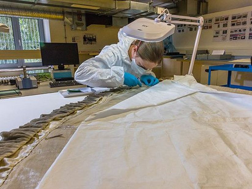 Restaurierungsforscherin am Glasfaserkleid.