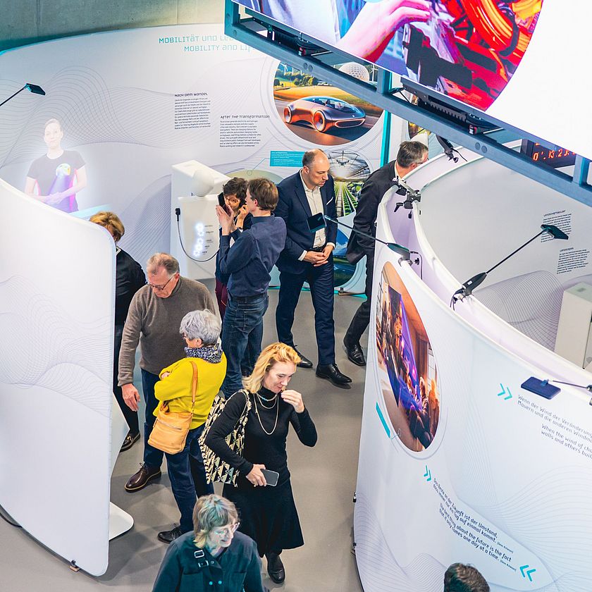 Gäste in der Ausstellung "Futur II"