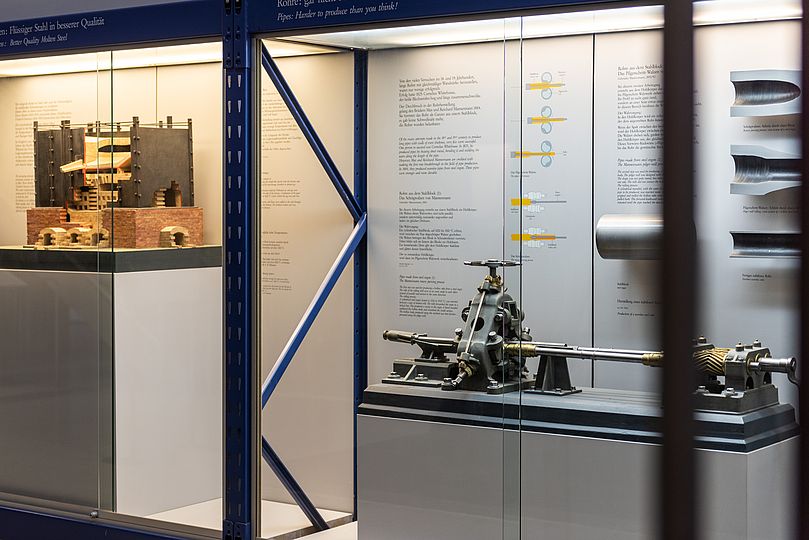 Detailansicht einer Vitrine in dem Ausstellungsbereich Stahlherstellung.