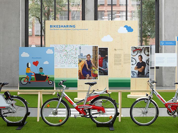 „Call a Bike“-Fahrräder in der Ausstellung Bikesharing.