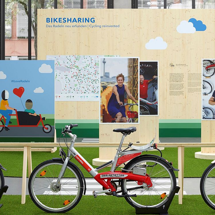 „Call a Bike“-Fahrräder in der Ausstellung Bikesharing.