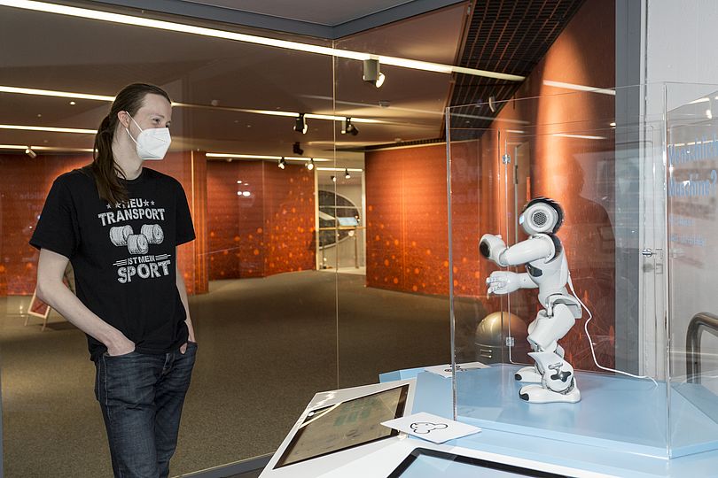TouchTomorrow-Lab im Deutschen Museum Bonn mit Roboter NAO