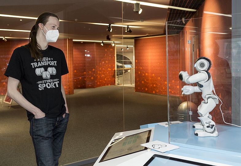 TouchTomorrow-Lab im Deutschen Museum Bonn mit Roboter NAO