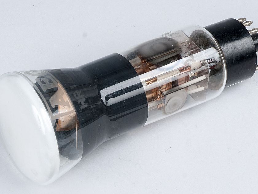 Glasröhrchen mit Apparatur aus Metall (Innen), Röhre AEG von 1944