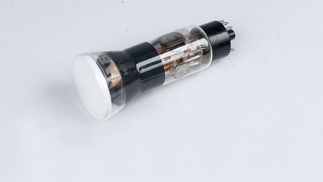 Glasröhrchen mit Apparatur aus Metall (Innen), Röhre AEG von 1944