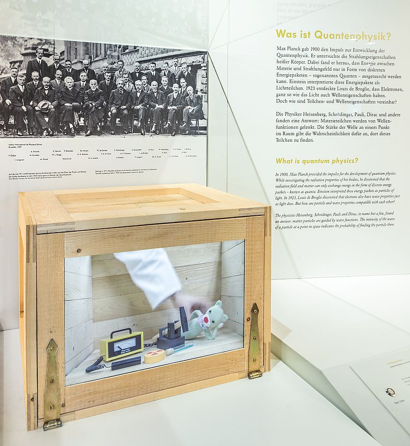 Inszenierung des Gedankenexperiments Erwin Schrödingers von den Werkstätten des Deustche Museums.