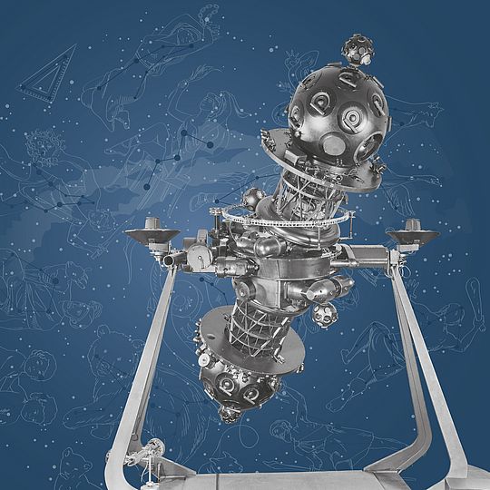 Plakatmotiv zur Sonderausstellung "100 Jahre Planetarium": Planetariumsprojektor Zeiss Modell IV vor Sternbildern
