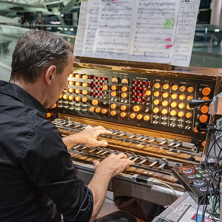 Peter Pichler am Trautonium.