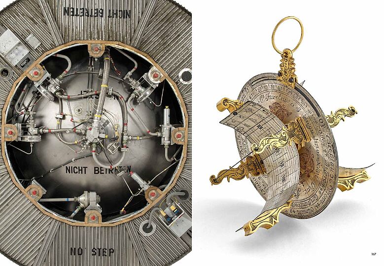 Links ein Raketentriebwerk von unten, rechts eine filigrane Sonnenuhr; beide Male viel Metall