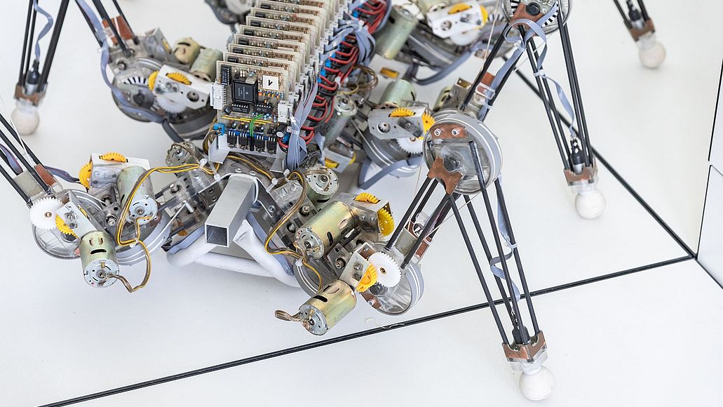 Nahaufnahme eines Roboters mit vier Beinen.