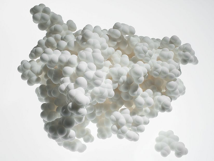 Molekülmodelle (50 Mio.:1): Erythropoetin (links) und Acetylsalicylsäure (rechts).