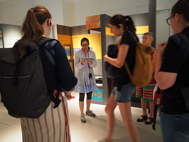 Kuratorin Carola Dahlke mit Teilnehmerinnen und Teilnehmern der Kängruruführung in der Ausstellung Bild Schrift Codes.
