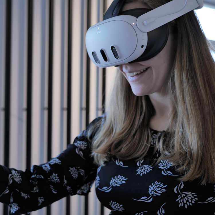 Junge Frau mit VR-Brille.