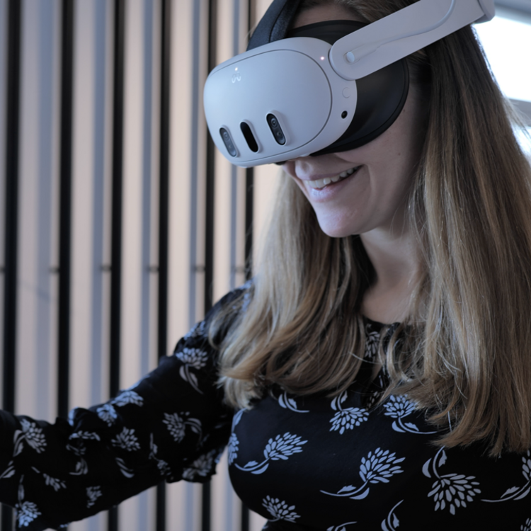 Junge Frau mit VR-Brille.