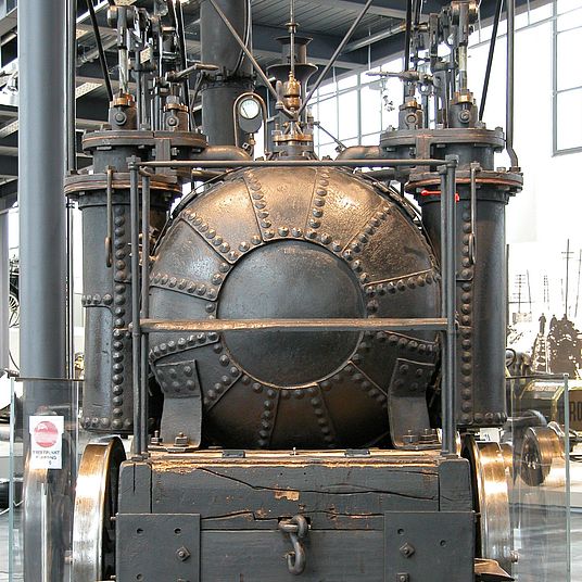 Frontalansicht der Dampflokomotive