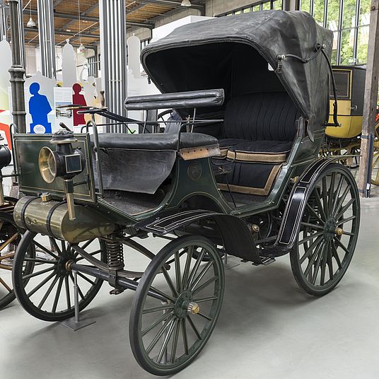 Carriage-like Daimler-Riemenwagen from 1895
