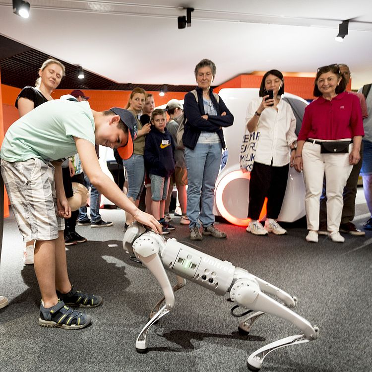 Roboter Hund GO 1 im Erlebnisraum RoboMob.