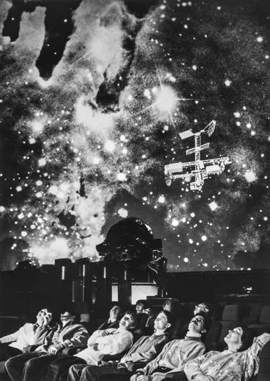 Schwarzweiß Fotografie von Menschen, die im Planetarium sitzen und über sich die Projektion des Sternenhimmels bewundern