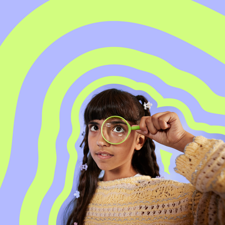 Junge Frau mit Lupe.