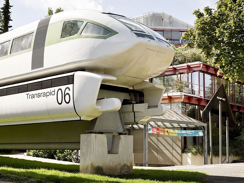 Deutsches Museum Bonn Aussenansicht Eingang mit Exponat Transrapid 06