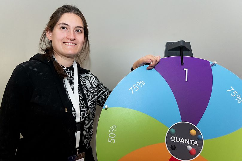Volontärin am Glücksrad bei Quantum Veranstaltung