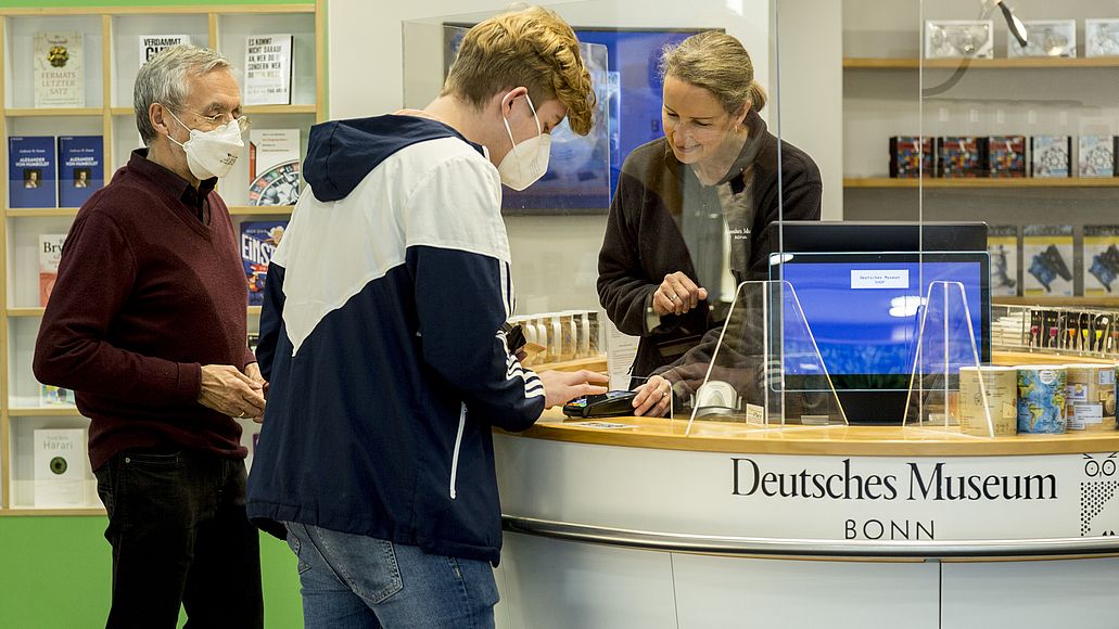 Deutsches Museum Bonn Museumsshop Kassenbereich Besucher