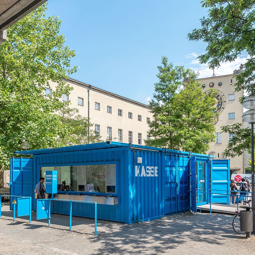Blick auf Kassen im Museumshof.