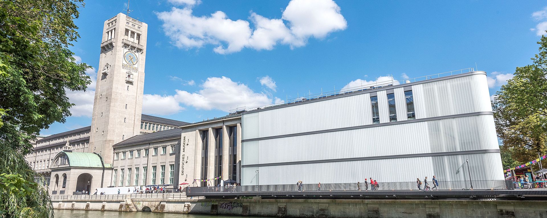 Das Deutsche Museum von der Corneliusbrücke aus. Im Bild die Isar und die Uferstraße mit dem Eingangsgebäude und dem Museumsturm.