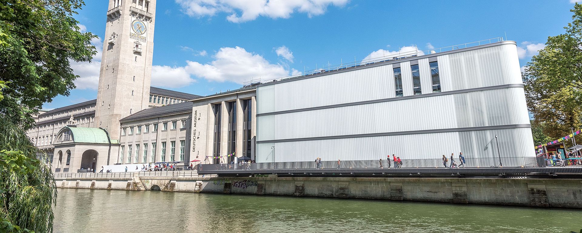 Das Deutsche Museum von der Corneliusbrücke aus. Im Bild die Isar und die Uferstraße mit dem Eingangsgebäude und dem Museumsturm.