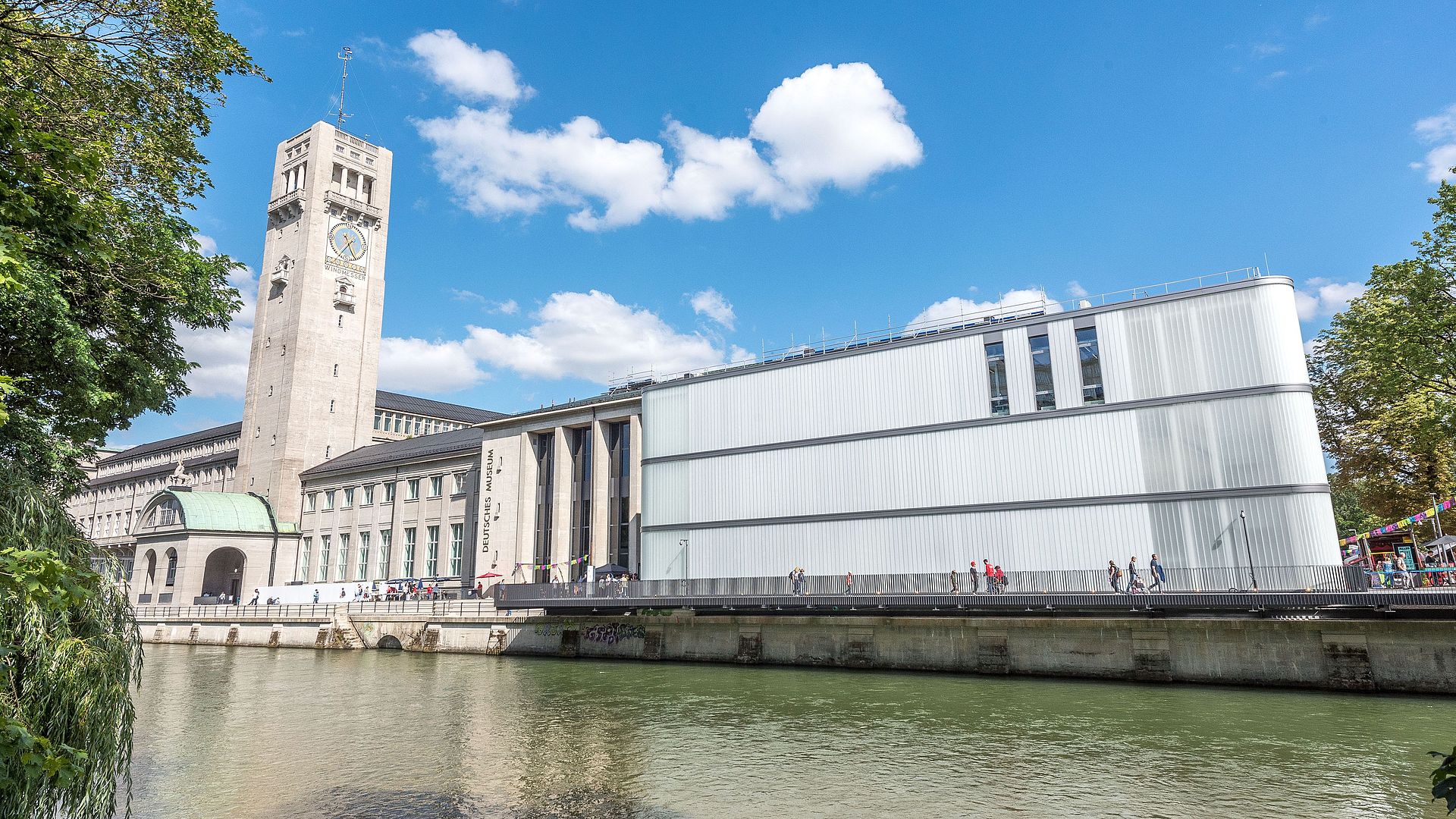Das Deutsche Museum von der Corneliusbrücke aus. Im Bild die Isar und die Uferstraße mit dem Eingangsgebäude und dem Museumsturm.
