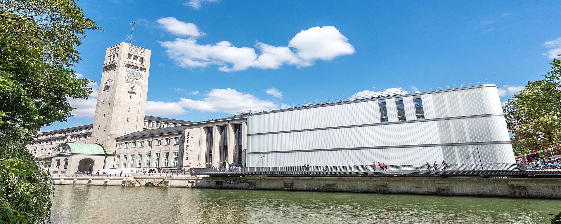 Das Deutsche Museum von der Corneliusbrücke aus. Im Bild die Isar und die Uferstraße mit dem Eingangsgebäude und dem Museumsturm.