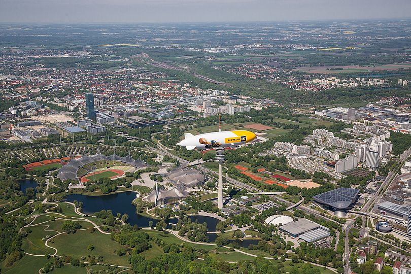 Zeppelin über dem Olympiapark Gelände in München.