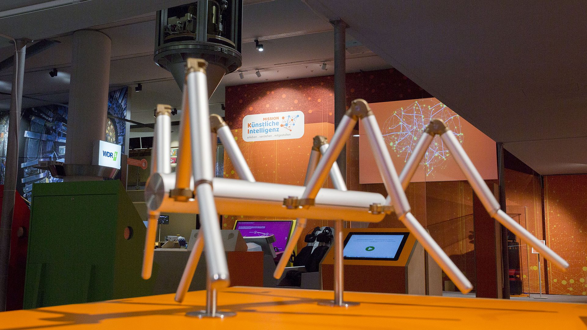 Übersicht Erlebnisraum KI mit Exponaten im Deutschen Museum Bonn.