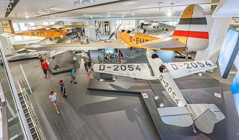 Blick von der Galerie Ebene 1 in die Ausstellung Historische Luftfahrt.