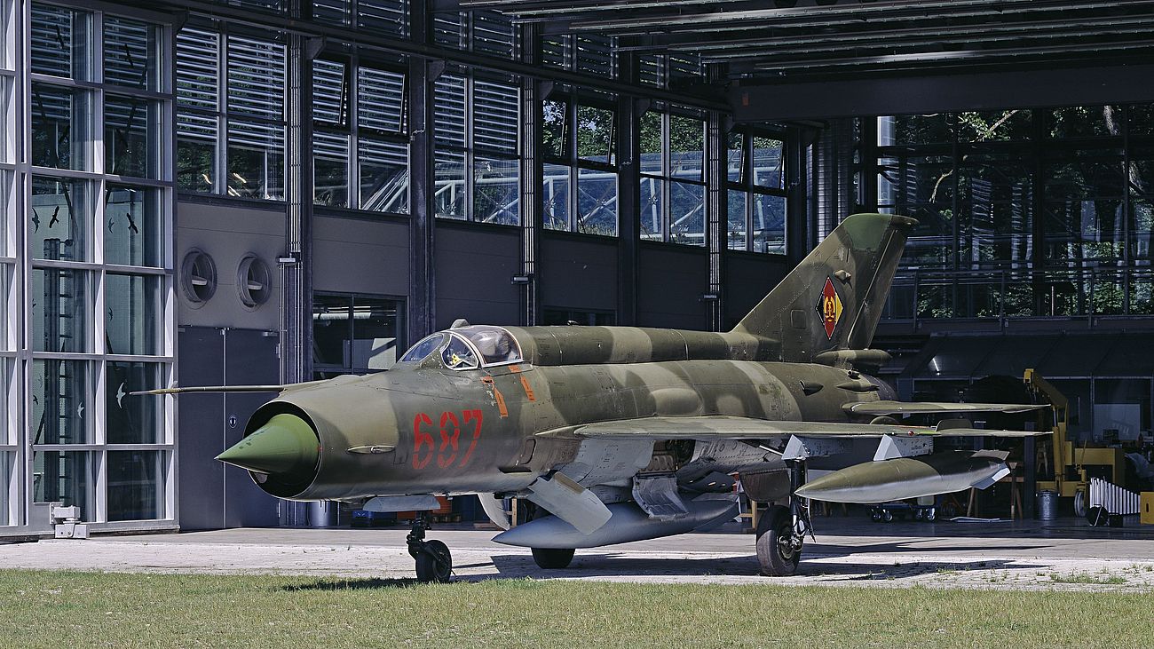 Militärflugzeug MiG-21 MF in der Flugwerft Schleißheim.
