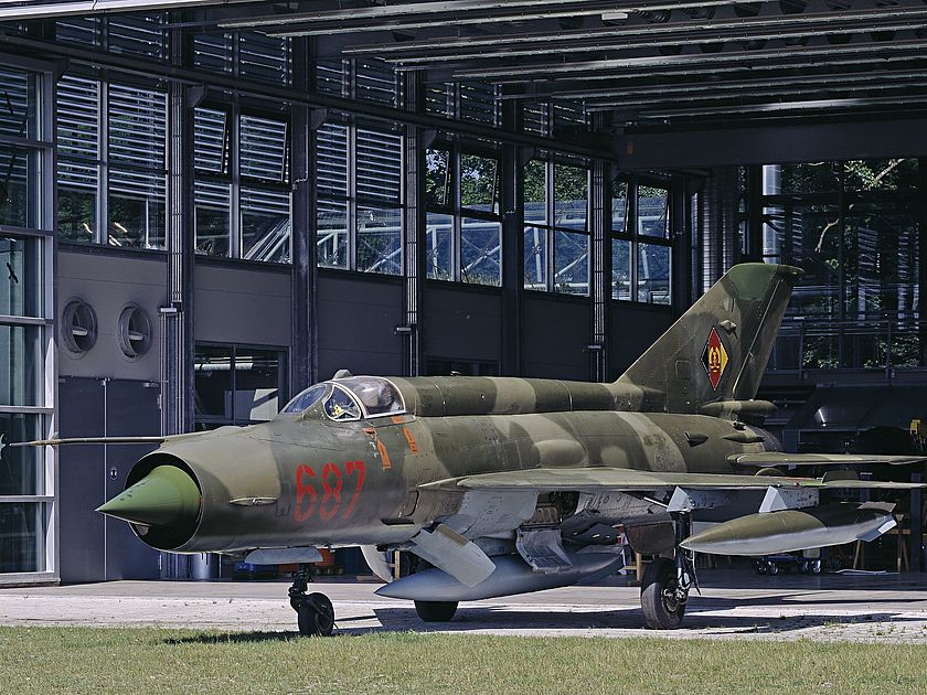 Militärflugzeug MiG-21 MF in der Flugwerft Schleißheim.