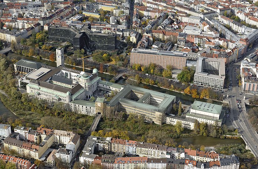 Luftbild des Deutschen Museums auf der Münchner Museumsinsel.