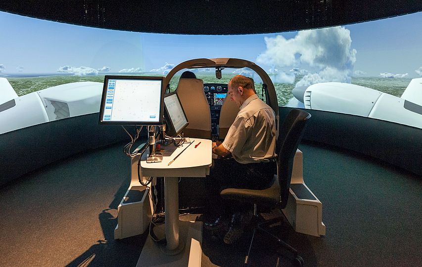 Der Simulator ist ein Flugtrainingsgerät auf Basis des zweimotorigen Flugzeugs DA 42 NG von Diamond Aircraft.