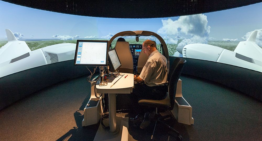 Der Simulator ist ein Flugtrainingsgerät auf Basis des zweimotorigen Flugzeugs DA 42 NG von Diamond Aircraft.