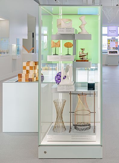 Vitrine mit Hyperboloiden.
