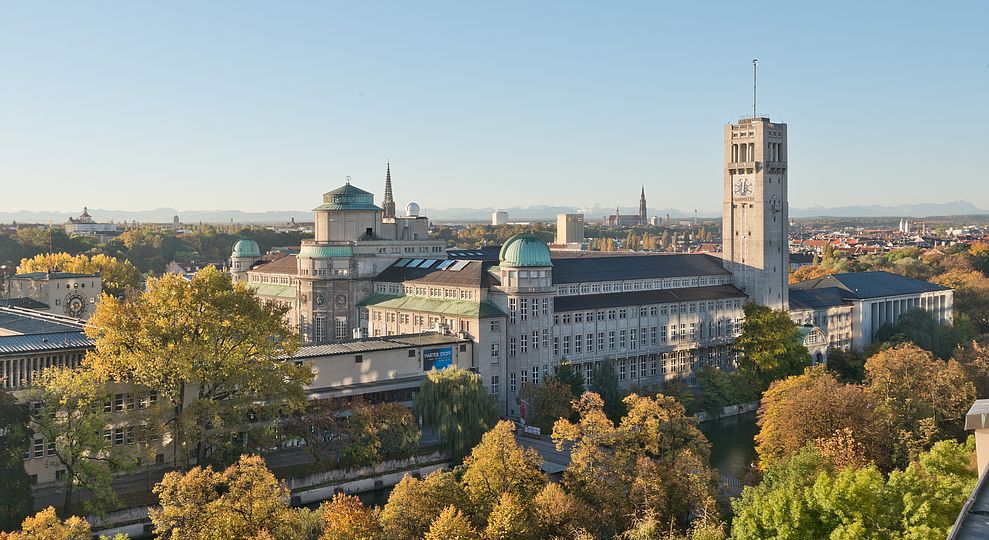 Herbstliche Ansicht des Ausstellungsgebäudes auf der Münchner Museumsinsel.