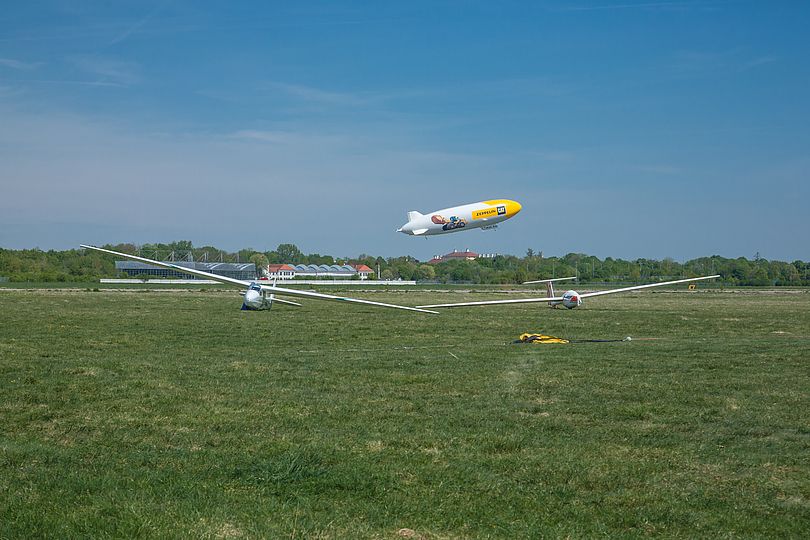 Zeppelin beim Start auf der Flugwerft Schleißheim.