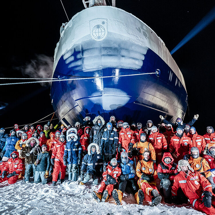 Gruppenfoto vor dem Forschungsschiff "Polarstern".