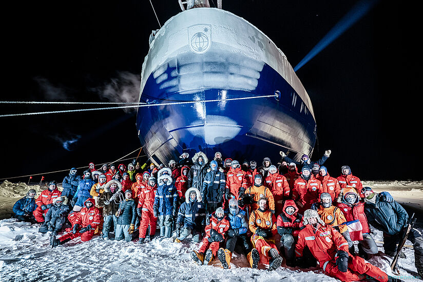 Gruppenfoto vor dem Forschungsschiff "Polarstern".