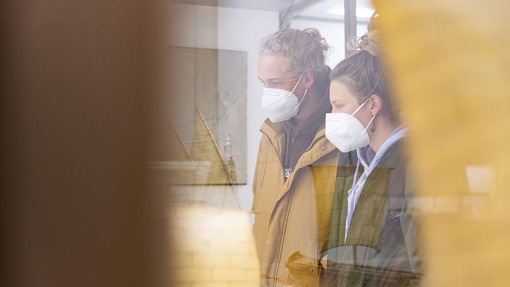 Besucher vor Vitrine in der Ausstellung Schiffahrt
