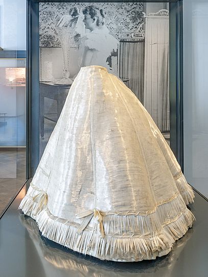 Infantin Eulalia’s Glasfaserkleid. Sonderpräsentation in der Ausstellung Museumgeschichte.